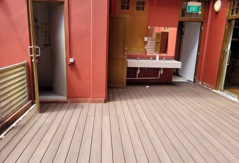 اتاق خانوادگی, Wink At Upper Cross Street