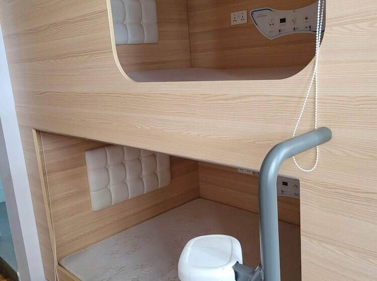 اتاق خانوادگی, Wink At Upper Cross Street