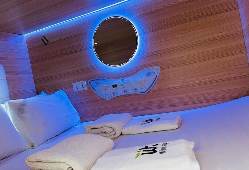 اتاق خانوادگی, Wink At Upper Cross Street