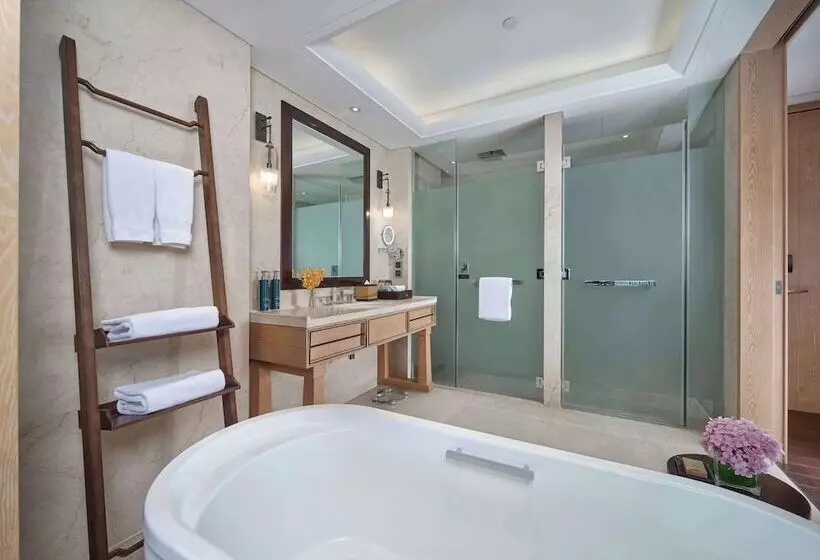 Premium-huone Järvinäkymä, Hilton Dali Resort & Spa