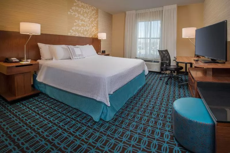 キングサイズベッドのスタンダードルーム, Fairfield Inn & Suites By Marriott Easton