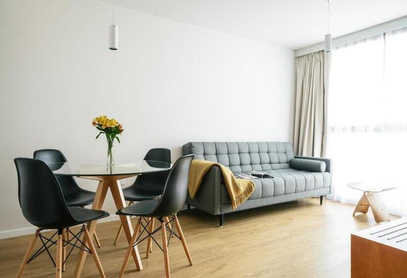 اتاق لوکس, Own Montevideo