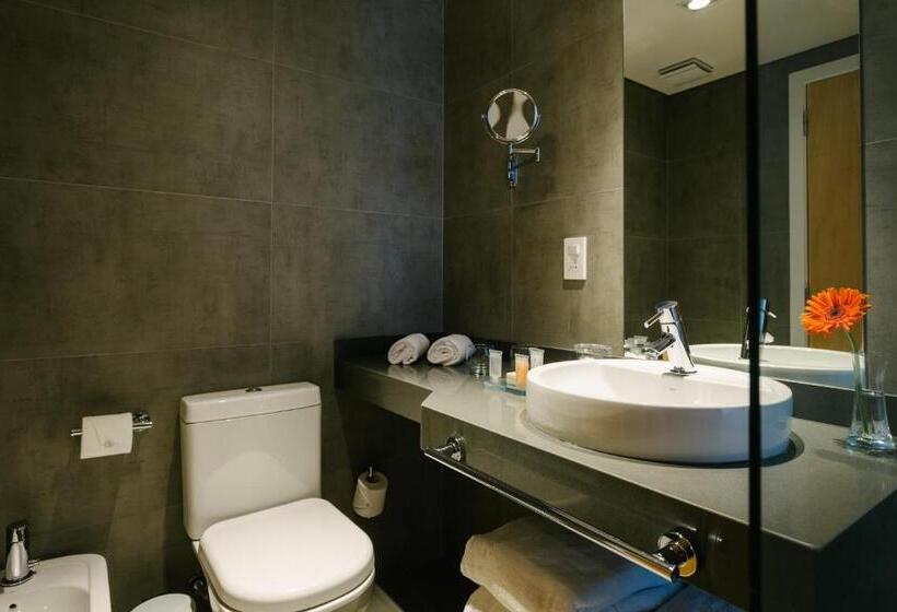 اتاق لوکس, Own Montevideo