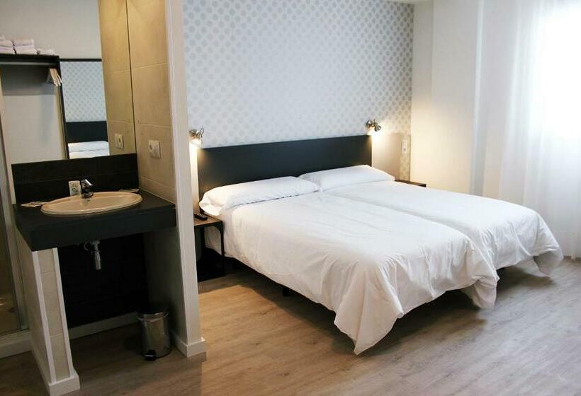 آپارتمان یک خوابه با دری مشترک که هال را جدا می کند., Urban Nevada