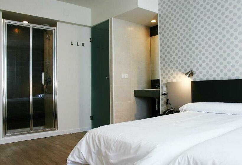 آپارتمان یک خوابه با دری مشترک که هال را جدا می کند., Urban Nevada