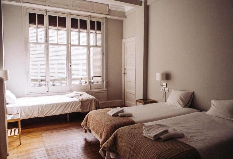 חדר סטנדרט לשלושה עם חדר אמבטיה משוף, Zentric Hostel