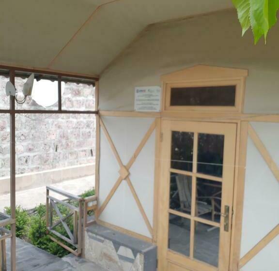 اتاق استاندارد چهارنفره با چشم‌انداز باغ, Luiza Guest House