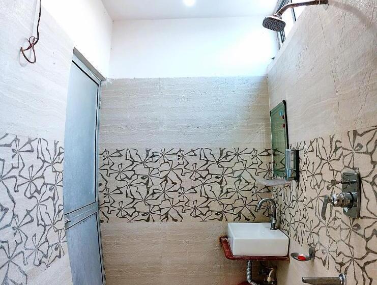 غرفة قياسية, Staymaker Madhuwan Heights