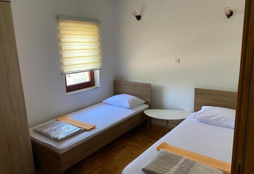 اتاق استاندارد, Sarah Apartments