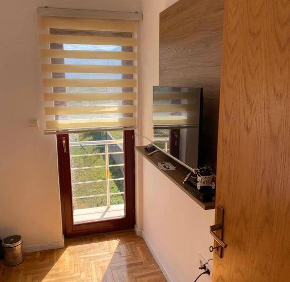 اتاق استاندارد, Sarah Apartments