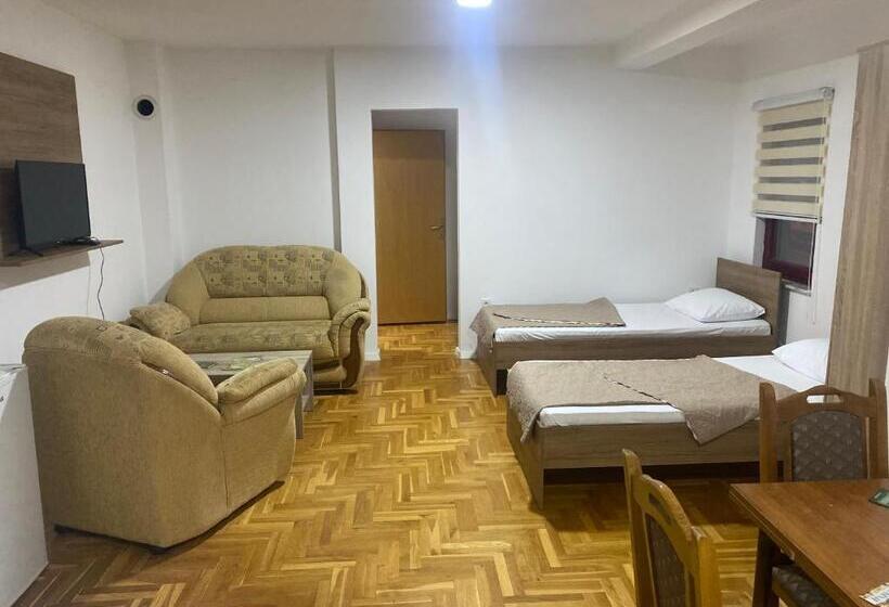 اتاق استاندارد سه نفره, Sarah Apartments