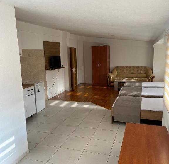 اتاق استاندارد سه نفره, Sarah Apartments