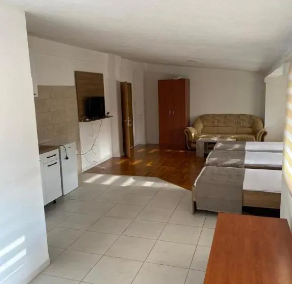 اتاق استاندارد سه نفره, Sarah Apartments