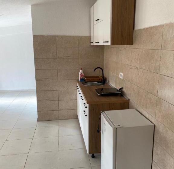 اتاق استاندارد سه نفره, Sarah Apartments