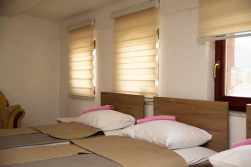 اتاق استاندارد سه نفره, Sarah Apartments