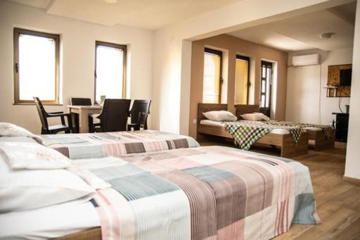 اتاق استاندارد چهار تخته, Sarah Apartments