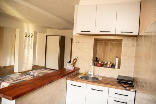 اتاق استاندارد چهار تخته, Sarah Apartments