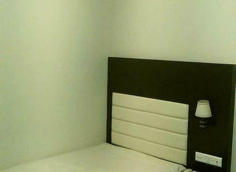 اتاق اکونومی یک تخته, Royal Living Hotel & Suites