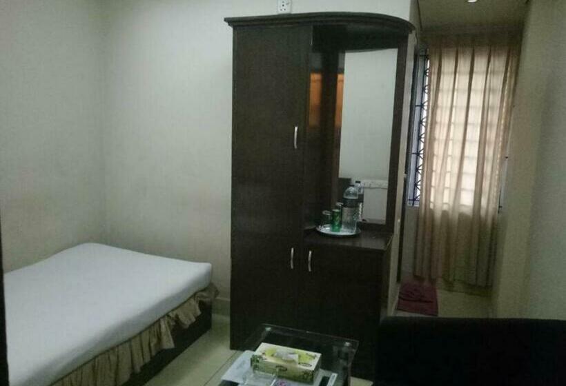 اتاق اکونومی یک تخته, Royal Living Hotel & Suites