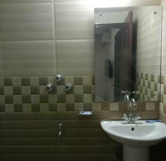 اتاق اکونومی یک تخته, Royal Living Hotel & Suites