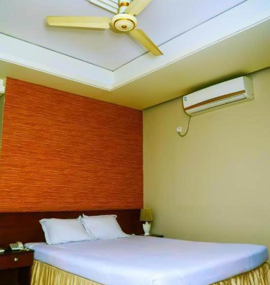 اتاق لوکس با تخت بزرگ, Royal Living Hotel & Suites