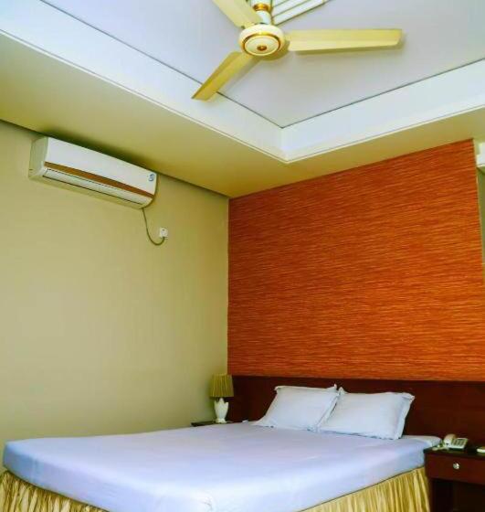 اتاق لوکس با تخت بزرگ, Royal Living Hotel & Suites