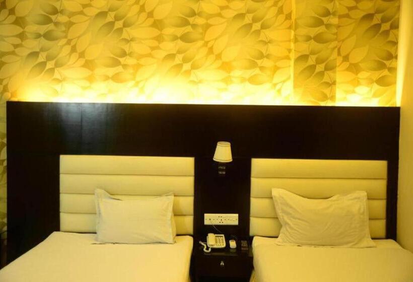 اتاق لوکس با تخت بزرگ, Royal Living Hotel & Suites