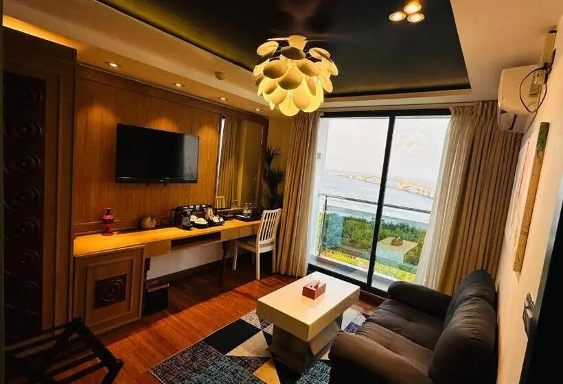 Deluxe Suite Sea View, Beehive Premier