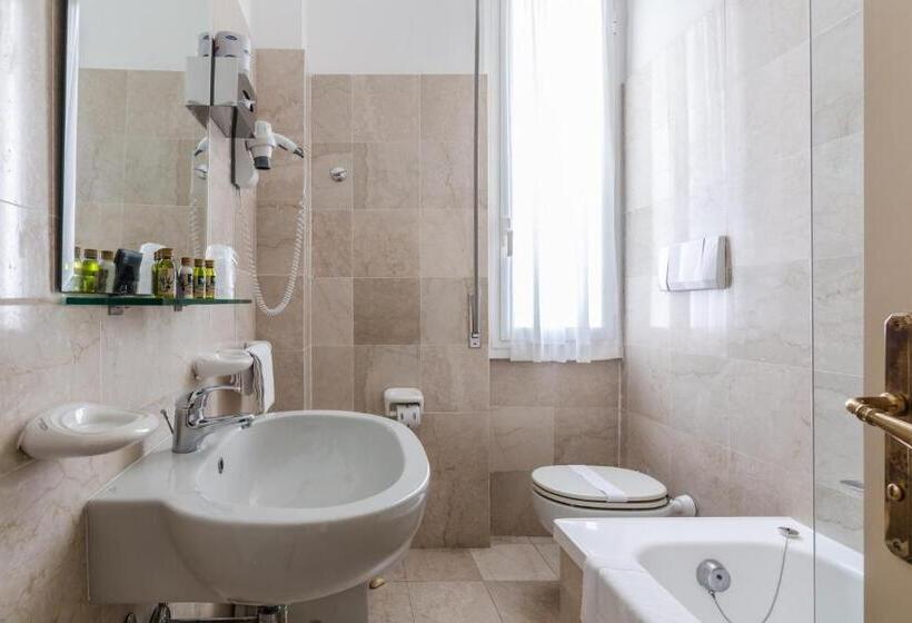 Номер Deluxe Вид на Море Боковой, Hotiday Hotel Alassio