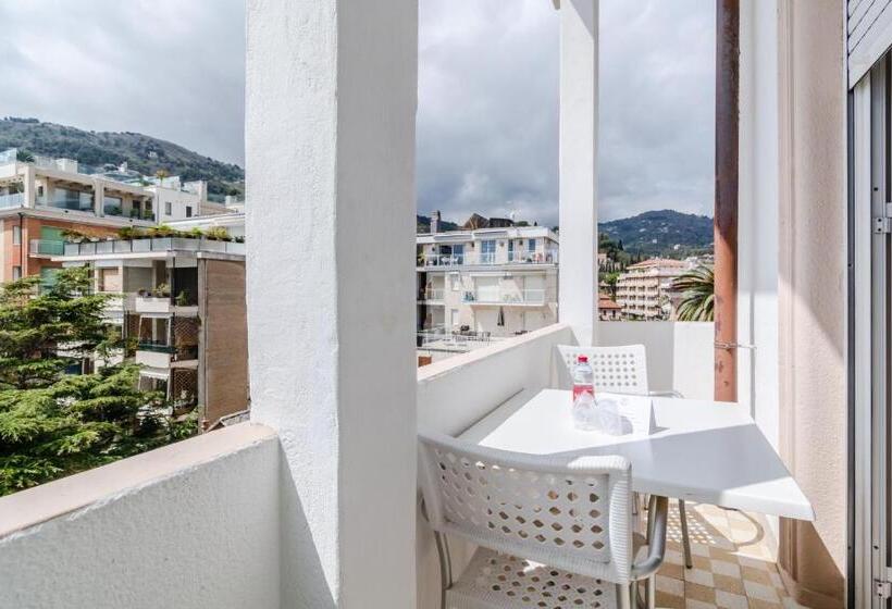 Номер Deluxe Вид на Море Боковой, Hotiday Hotel Alassio