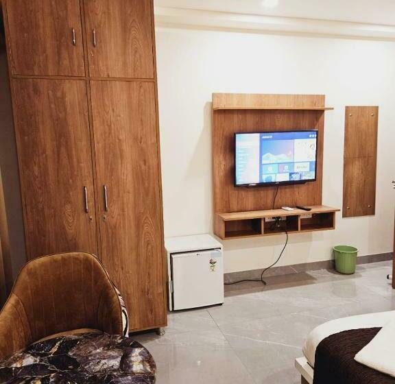 Büyük Çift Kişilik Yataklı Delüks Oda, Amahi Inn Sector 48