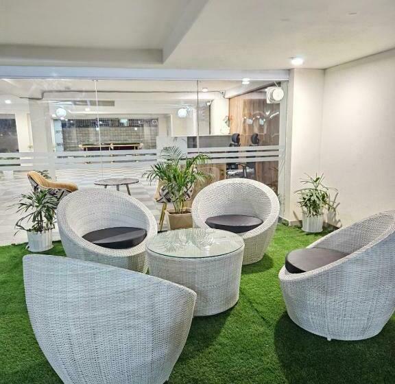 Büyük Çift Kişilik Yataklı Delüks Oda, Amahi Inn Sector 48