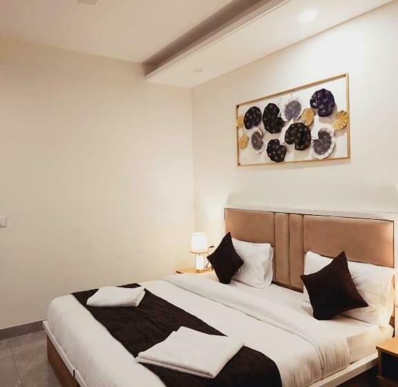 Büyük Çift Kişilik Yataklı Delüks Oda, Amahi Inn Sector 48