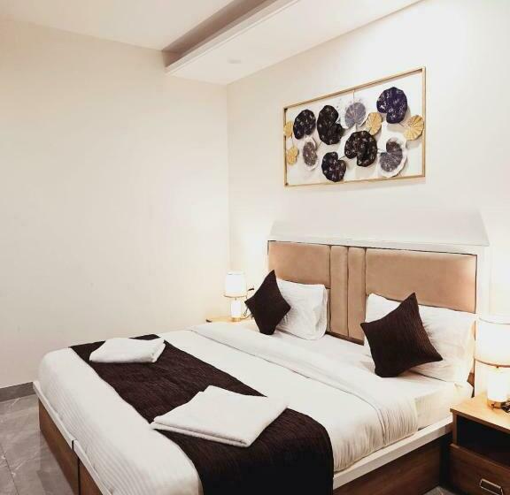 Büyük Çift Kişilik Yataklı Delüks Oda, Amahi Inn Sector 48