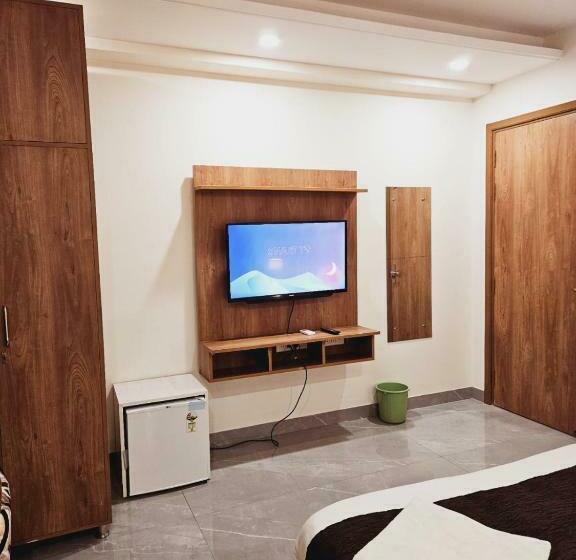 Büyük Çift Kişilik Yataklı Delüks Oda, Amahi Inn Sector 48