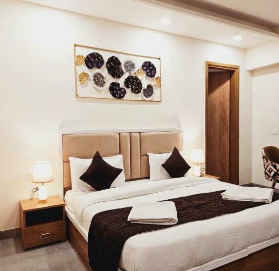 Büyük Çift Kişilik Yataklı Delüks Oda, Amahi Inn Sector 48