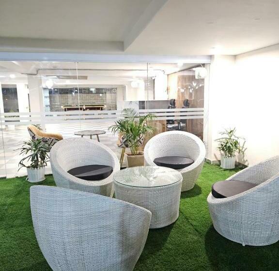 Büyük Çift Kişilik Yataklı Delüks Oda, Amahi Inn Sector 48