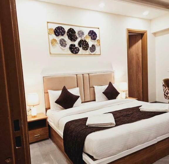 Büyük Çift Kişilik Yataklı Delüks Oda, Amahi Inn Sector 48