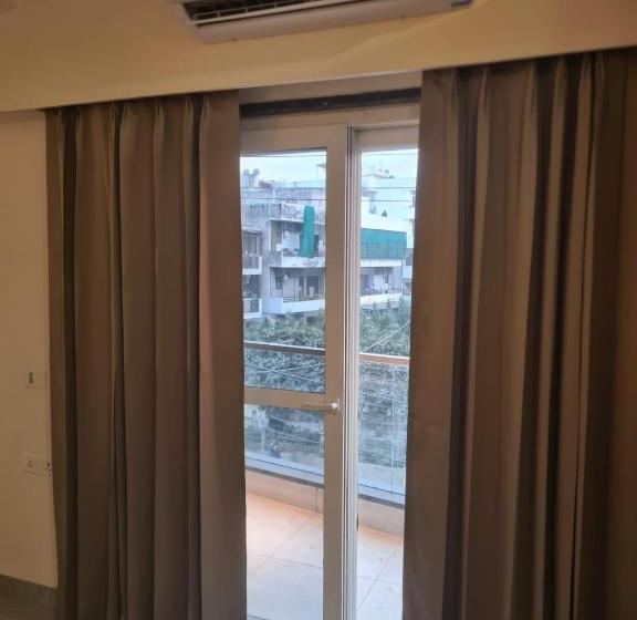 Büyük Çift Kişilik Yataklı Delüks Oda, Amahi Inn Sector 48