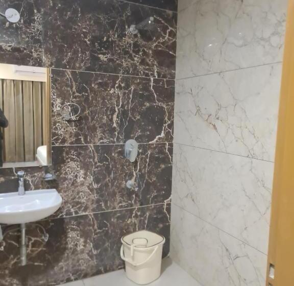 Büyük Çift Kişilik Yataklı Delüks Oda, Amahi Inn Sector 48