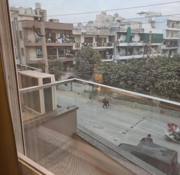 Büyük Çift Kişilik Yataklı Delüks Oda, Amahi Inn Sector 48