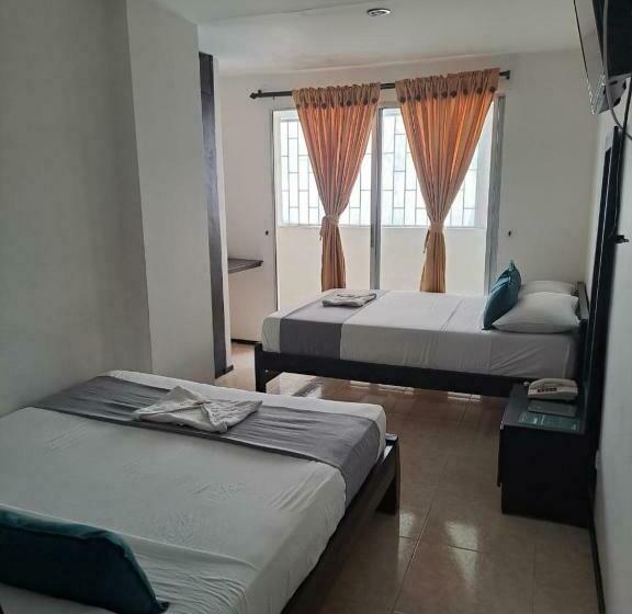 Четырехместный Номер Стандарт с Балконом, Bolivariano