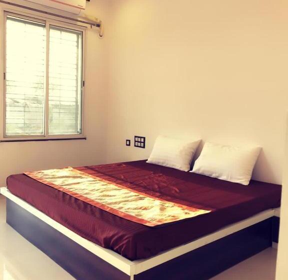 اتاق لوکس با تخت بزرگ, Strawberry Resort