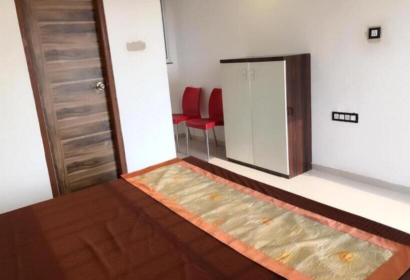 اتاق لوکس با تخت بزرگ, Strawberry Resort