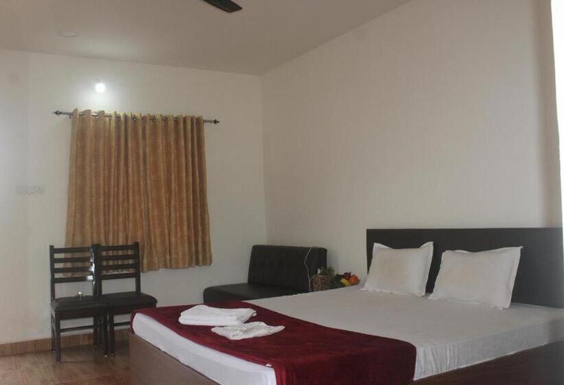 اتاق لوکس با تخت بزرگ, Strawberry Resort