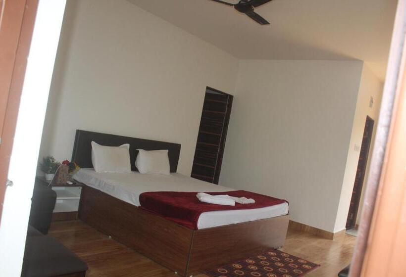 اتاق لوکس با تخت بزرگ, Strawberry Resort