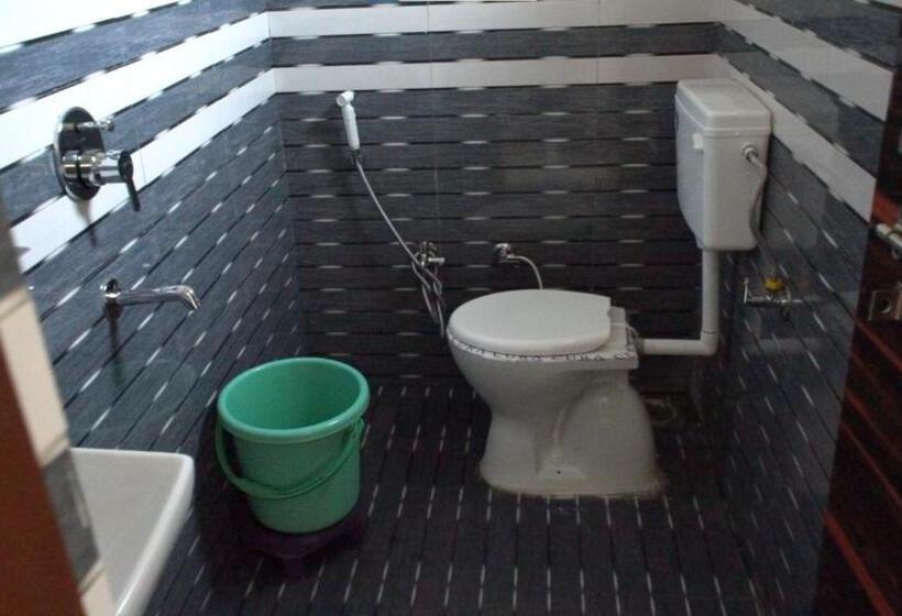 اتاق لوکس با تخت بزرگ, Strawberry Resort