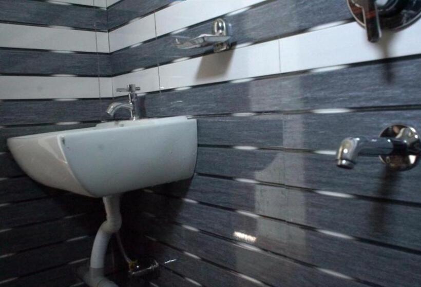 اتاق لوکس با تخت بزرگ, Strawberry Resort