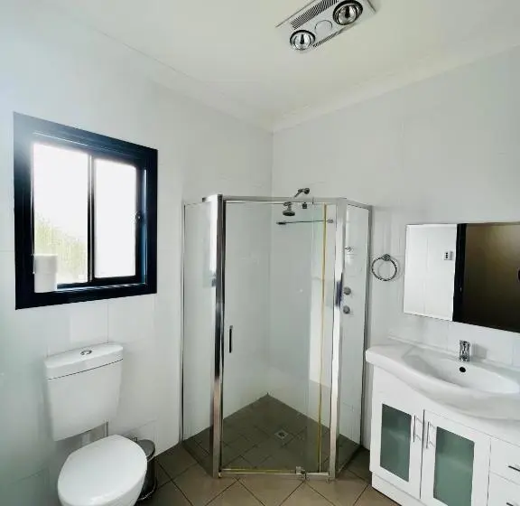 اتاق لوکس, Mirambeena Motel