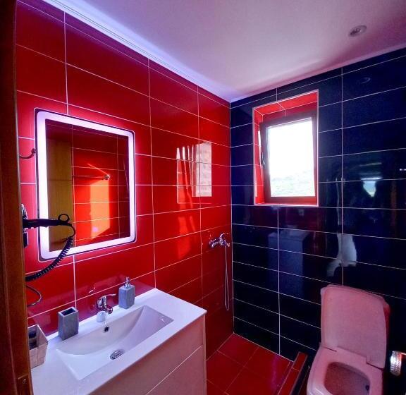 اتاق استاندارد, The Stone House